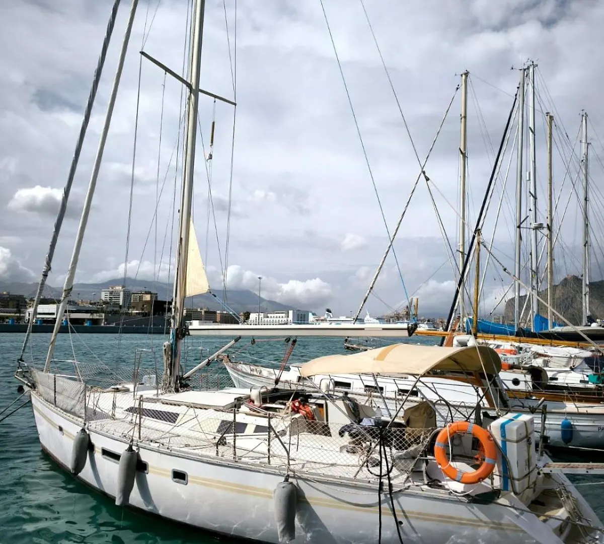 Gloria Sailing contacts